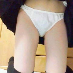 素人がスカートを捲り上げてパンツを自撮り【エロ画像】（151）