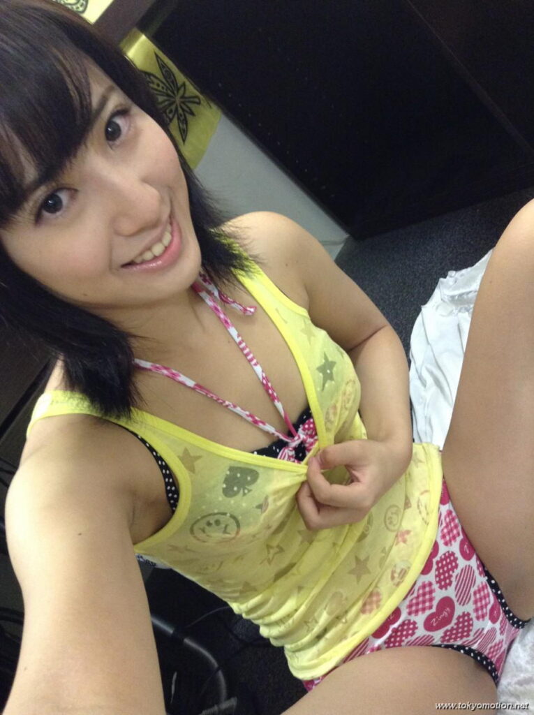 素人が乳首に絆創膏を貼って笑顔で自撮りしてるエロ画像（6）