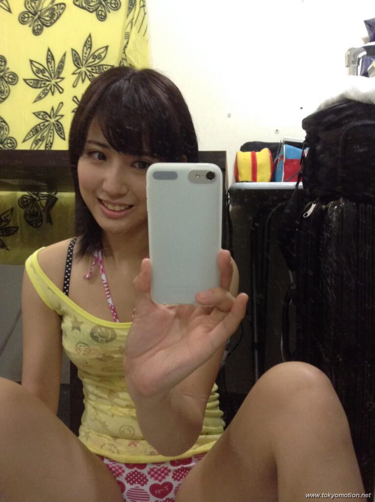 素人が乳首に絆創膏を貼って笑顔で自撮りしてるエロ画像（7）