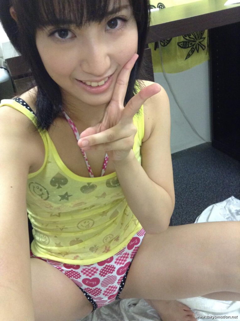 素人が乳首に絆創膏を貼って笑顔で自撮りしてるエロ画像（9）