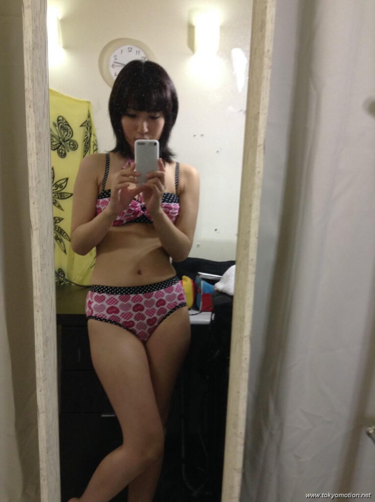 素人が乳首に絆創膏を貼って笑顔で自撮りしてるエロ画像（10）