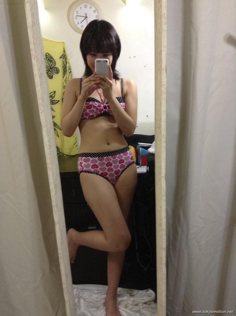 素人が乳首に絆創膏を貼って笑顔で自撮りしてるエロ画像（11）