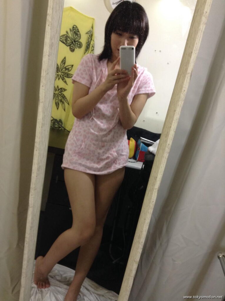 素人が乳首に絆創膏を貼って笑顔で自撮りしてるエロ画像（13）