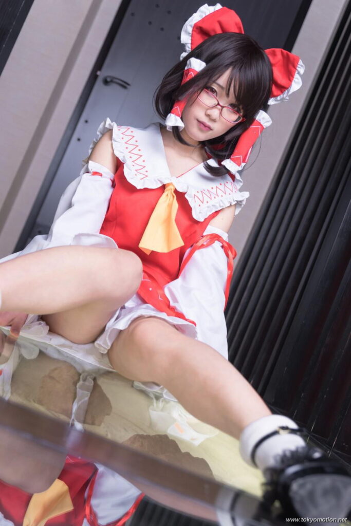 北見えりが霊夢コスプレでぎりぎりSEXY撮影会【エロ画像】（2）