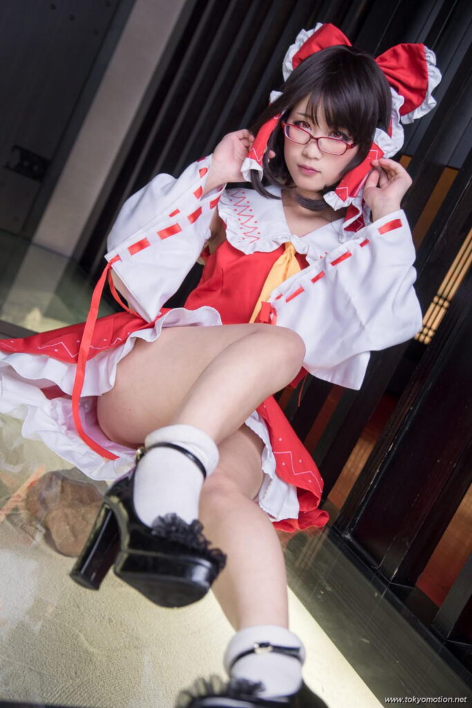 北見えりが霊夢コスプレでぎりぎりSEXY撮影会【エロ画像】（3）