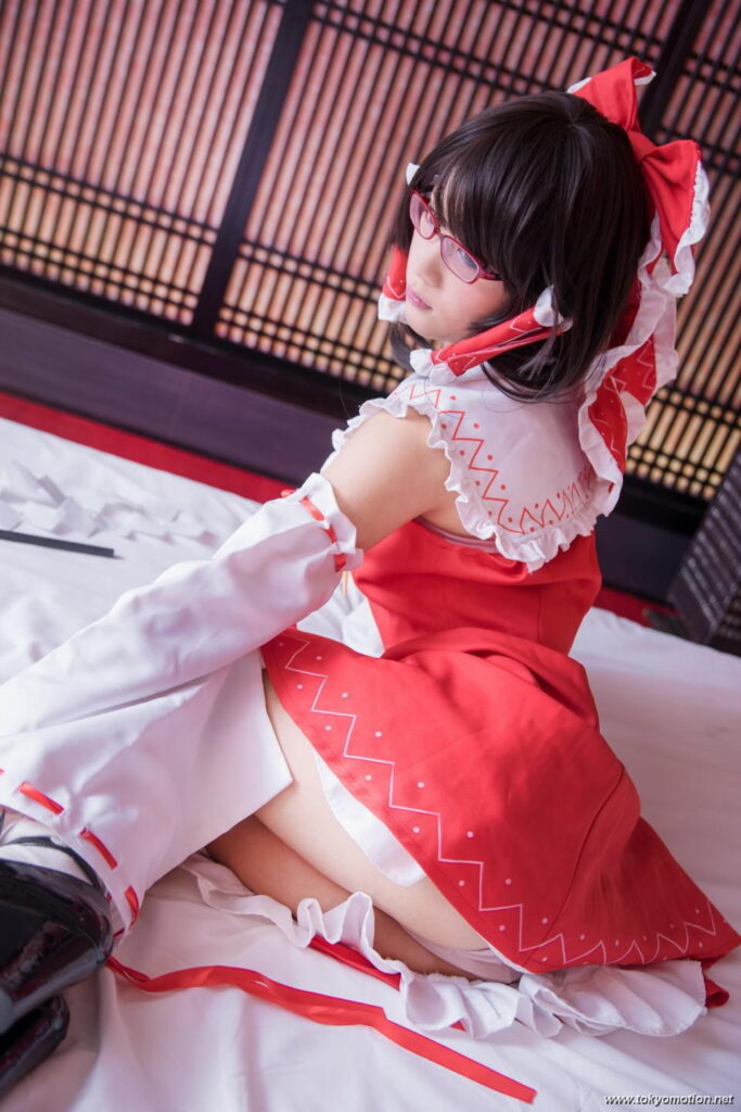北見えりが霊夢コスプレでぎりぎりSEXY撮影会【エロ画像】（5）