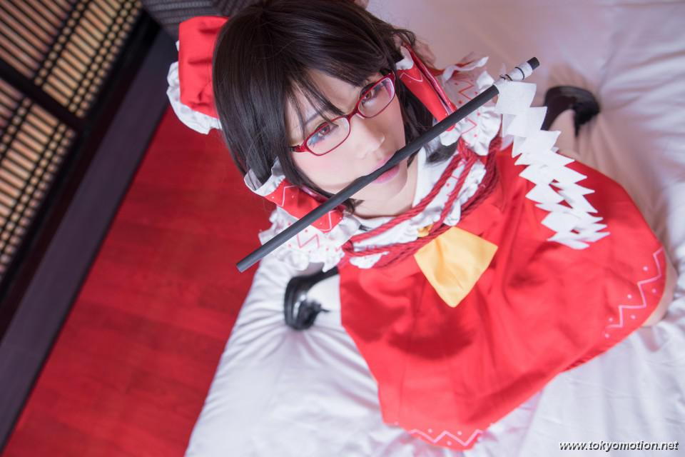 北見えりが霊夢コスプレでぎりぎりSEXY撮影会【エロ画像】（6）