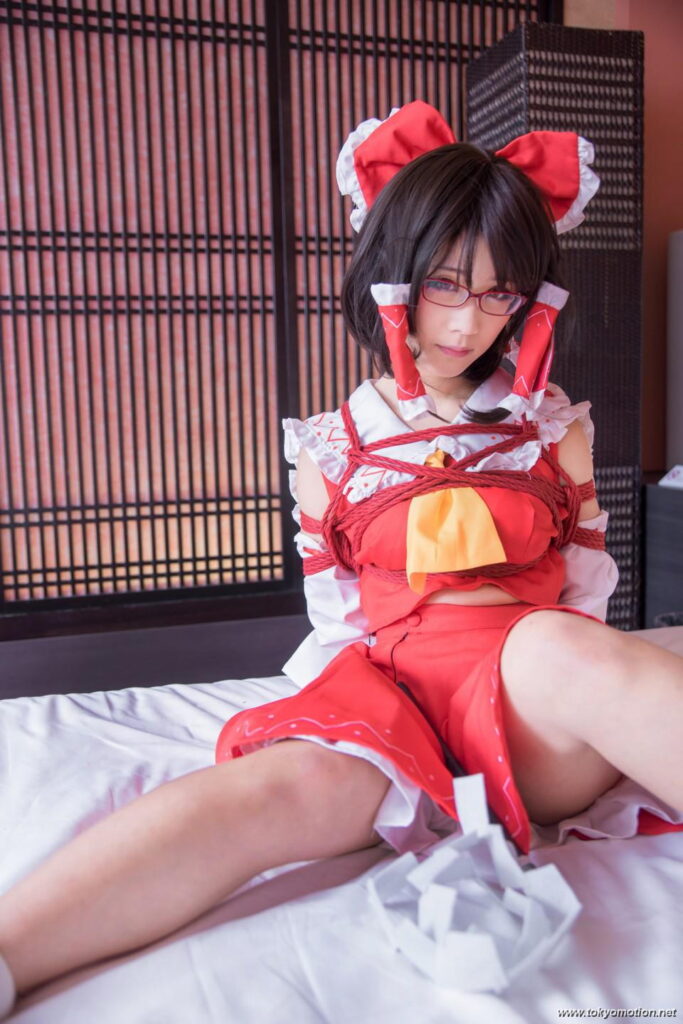 北見えりが霊夢コスプレでぎりぎりSEXY撮影会【エロ画像】（7）