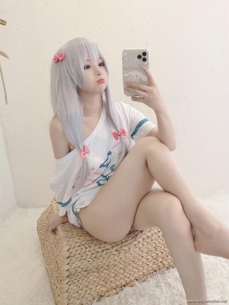 素人が和泉紗霧のコスプレして谷間見せ【エロ画像】（2）