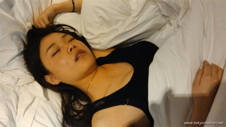 泥酔している素人娘を持ち帰ってこっそり中出しｗ【エロ画像】（1）