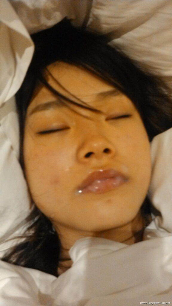 泥酔している素人娘を持ち帰ってこっそり中出しｗ【エロ画像】（6）