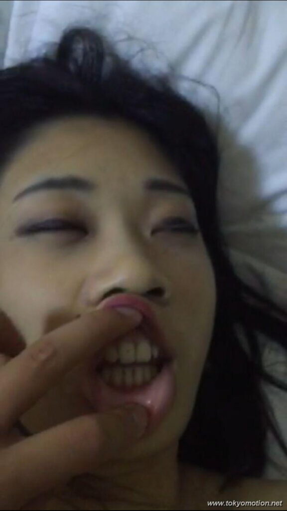 睡眠薬を飲まされて爆睡してる素人にHなイタズラｗ【エロ画像】（9）