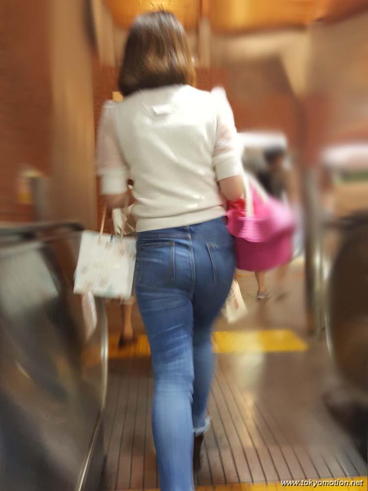 素人がデカ尻なのにジーパンを穿いてて抜けるｗ【エロ画像】（1）