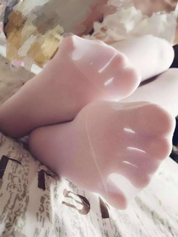 素人がストッキングを穿いて足裏を見せているエロ画像（11）