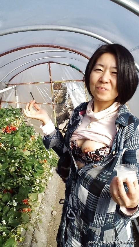 素人熟女の露出エロ画像20230618180659