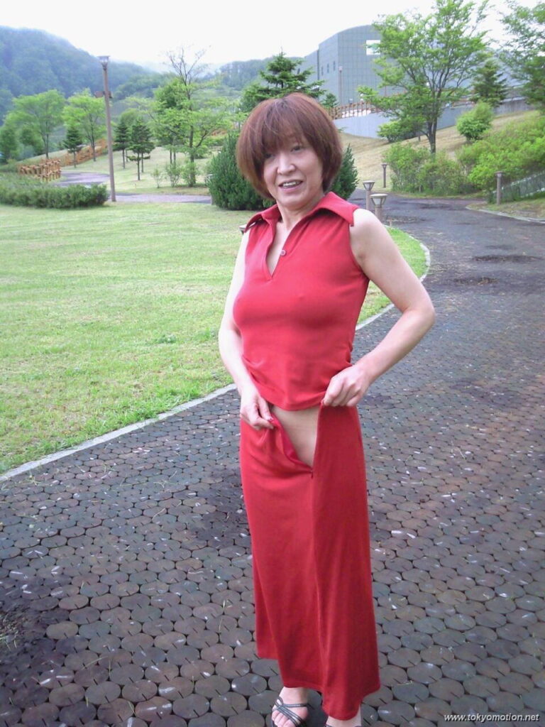 昼間に出没する露出狂の素人熟女さんｗ【エロ画像】（3）