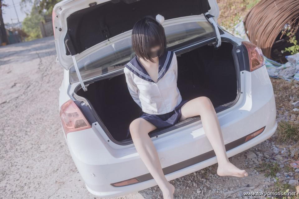 車のトランクに詰められるパイパン制服少女ｗ【エロ画像】