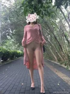 台湾素人がバスローブ一枚で街を徘徊して露出【エロ画像】