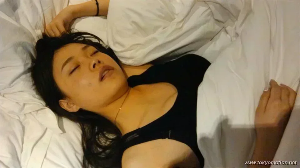 泥酔している素人娘を持ち帰ってこっそり中出しｗ【エロ画像】 0