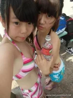 素人JKの水着集合写真がシコい【エロ画像】