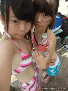 素人JKの水着集合写真がシコい【エロ画像】