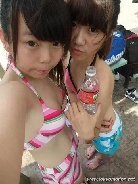 素人JKの水着集合写真がシコい【エロ画像】 0