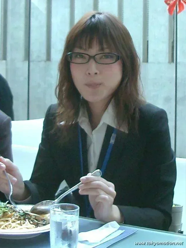 眼鏡をかけた美人OLのやばいエロ画像が流出！ 0