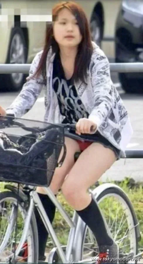ミニスカでチャリに乗ってる素人のパンチラ【エロ画像】 0