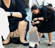 素人がロングスカートで油断している時のパンチラ【エロ画像】