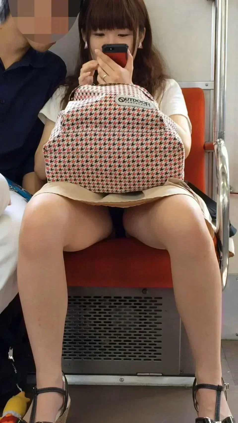 素人のパンチラがめちゃ抜ける！【エロ画像】 0