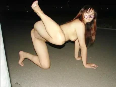 放尿癖のあるパイパン美女素人【エロ画像】