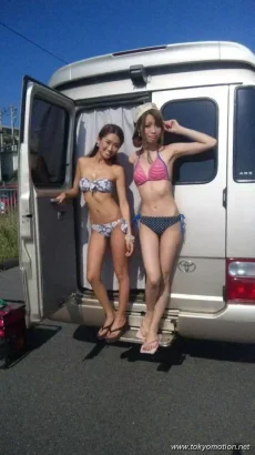 水着ではっちゃけてる素人ギャルがシコい【エロ画像】