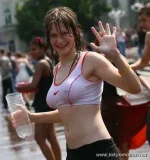 陽気な素人外国人がノーブラで街を徘徊ｗ【エロ画像】