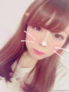 超かわいい素人のパイパンおまんこ自撮りエロ画像