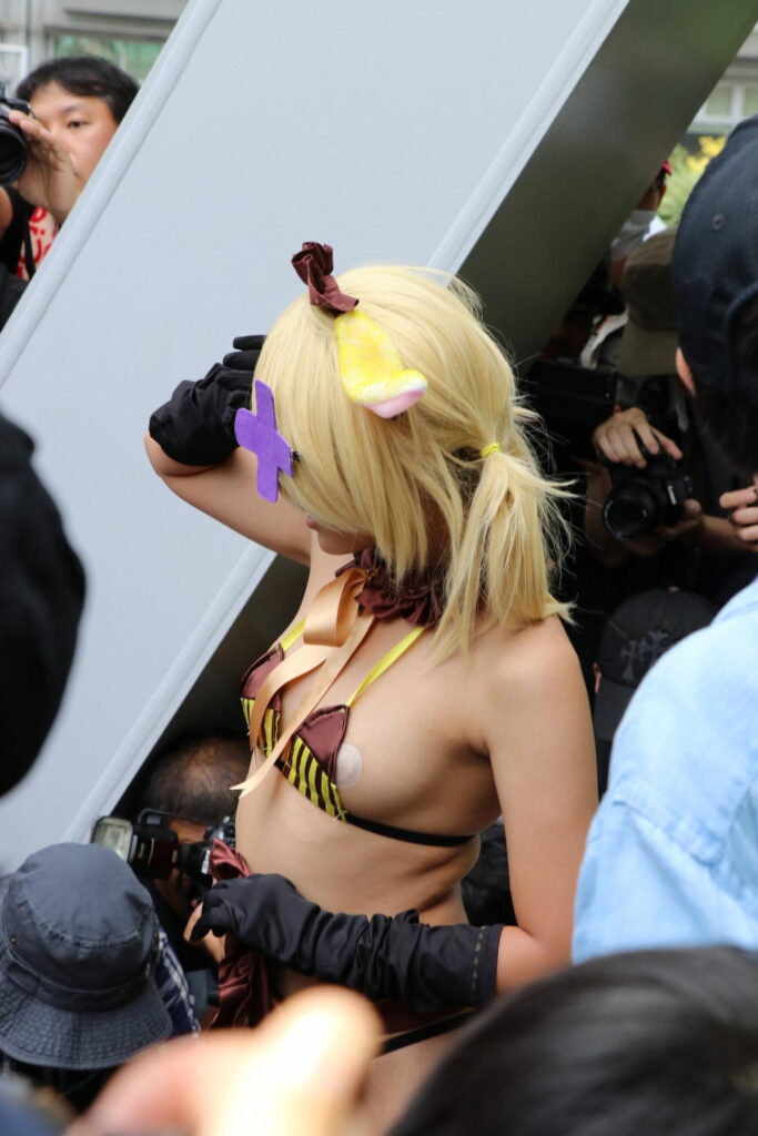 コスプレ会場に集まるエロレイヤーさんのエロ画像【素人】（3）