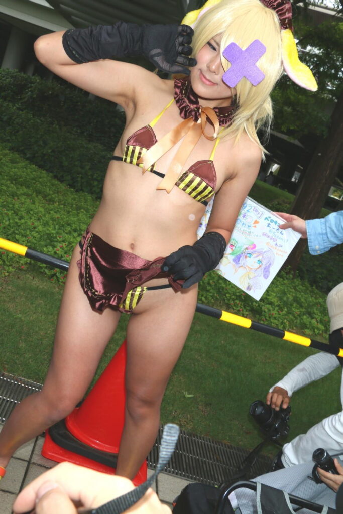 コスプレ会場に集まるエロレイヤーさんのエロ画像【素人】（2）