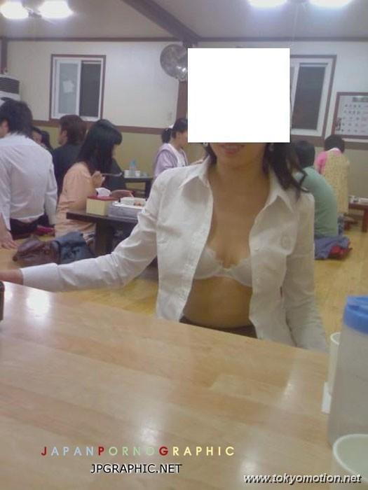 韓国素人が飲食店で露出しているエロ画像（72）