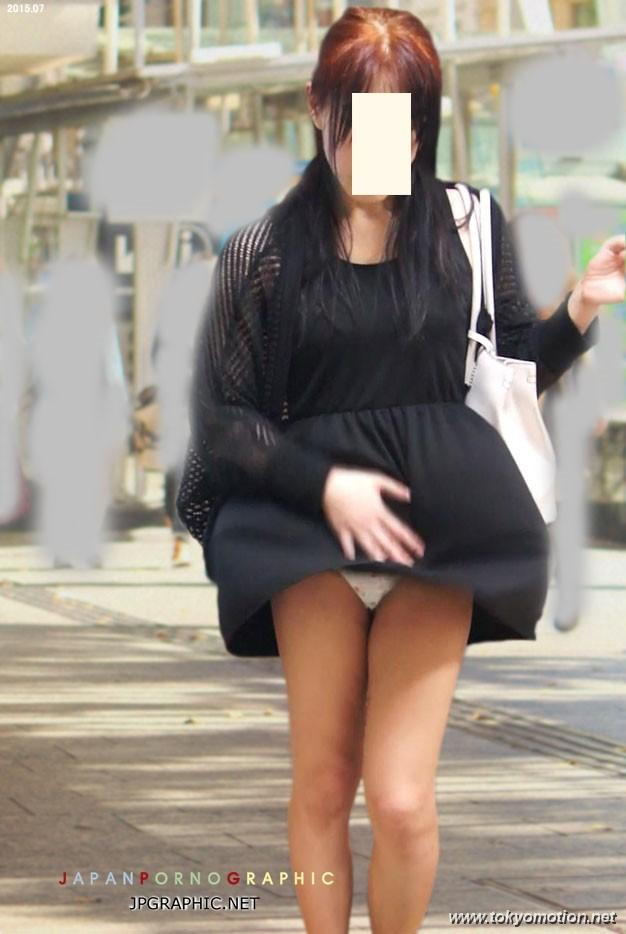 風に煽られてパンチラしてる素人のエロ画像（4）