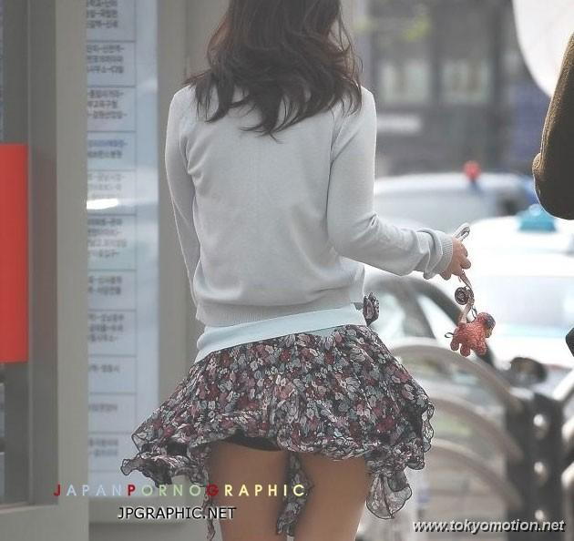 風に煽られてパンチラしてる素人のエロ画像（6）