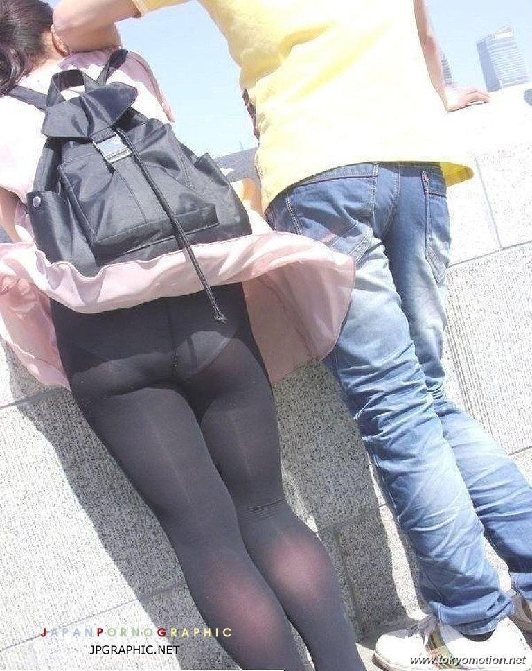 風に煽られてパンチラしてる素人のエロ画像（12）