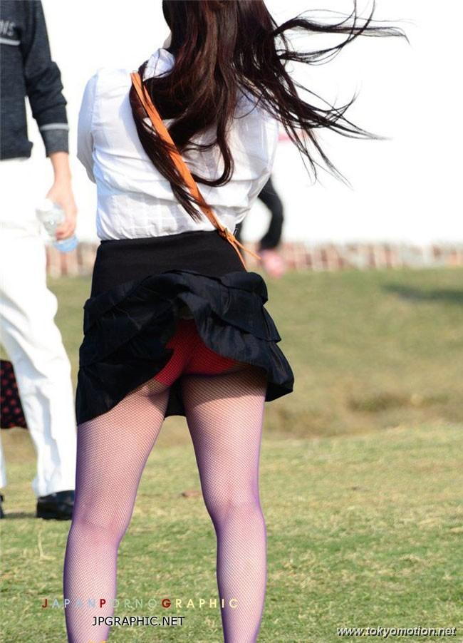 風に煽られてパンチラしてる素人のエロ画像（13）