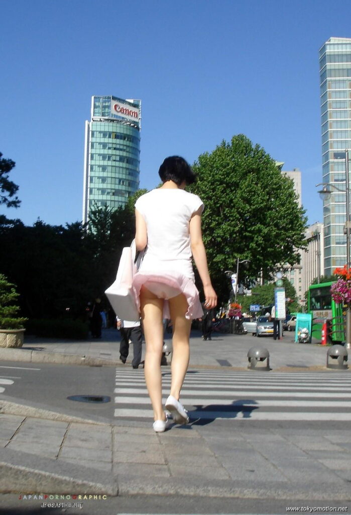 風に煽られてパンチラしてる素人のエロ画像（2）