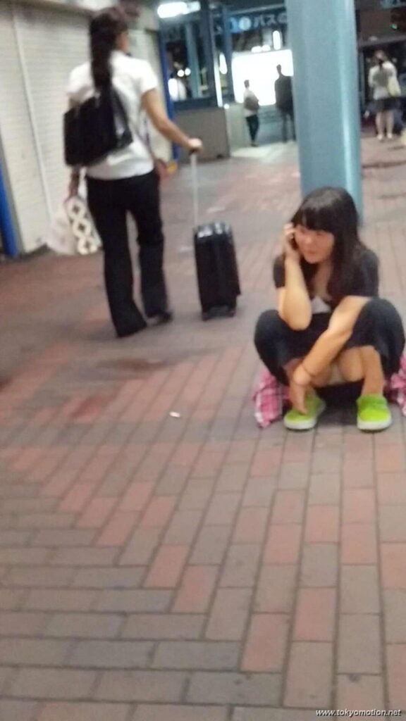 だらしない素人のパンチラ盗撮エロ画像（17）