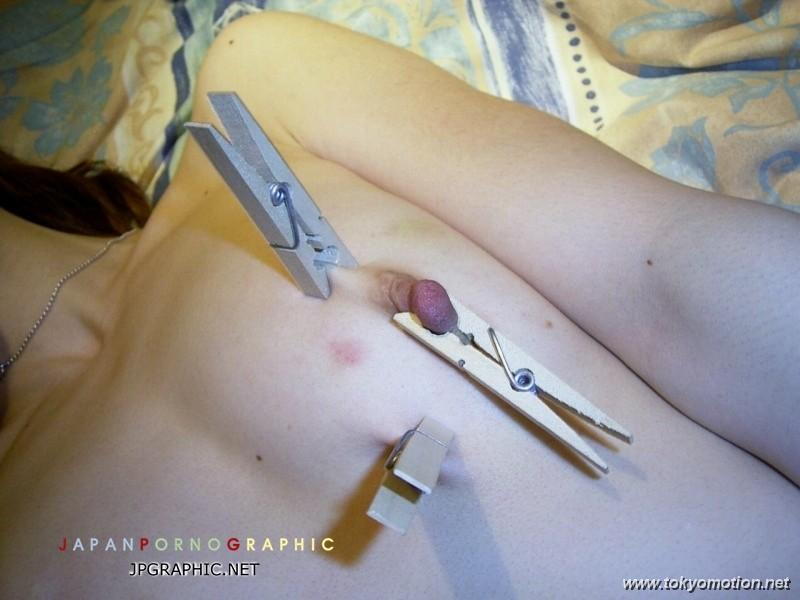 素人が乳首を洗濯ばさみで挟まれて悶絶してるエロ画像（25）