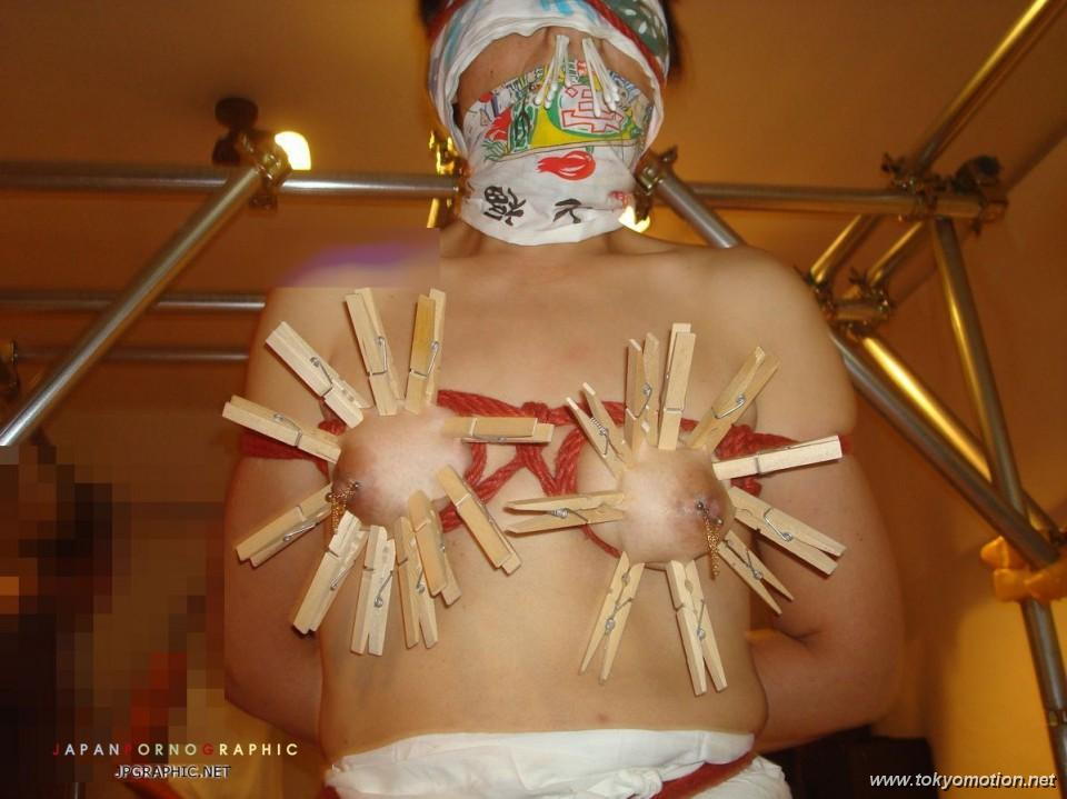 素人が乳首を洗濯ばさみで挟まれて悶絶してるエロ画像（31）