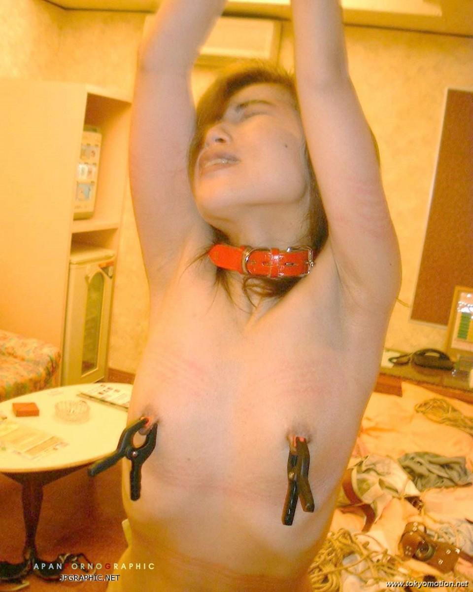 素人が乳首を洗濯ばさみで挟まれて悶絶してるエロ画像（1）