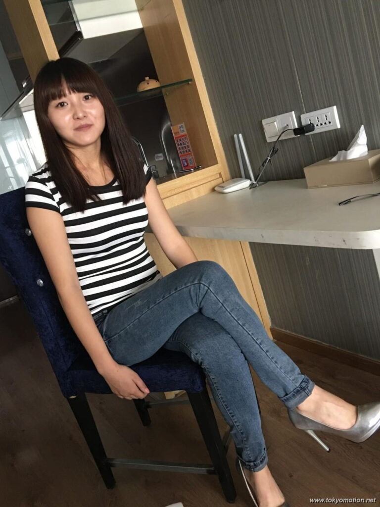 素人のM字開脚エロ画像20230709204740