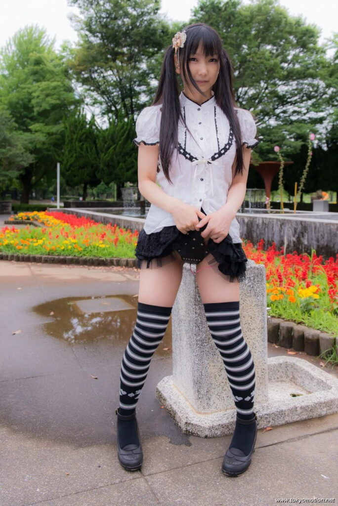 素人レイヤーが貞操帯を装着して野外露出してるエロ画像（8）