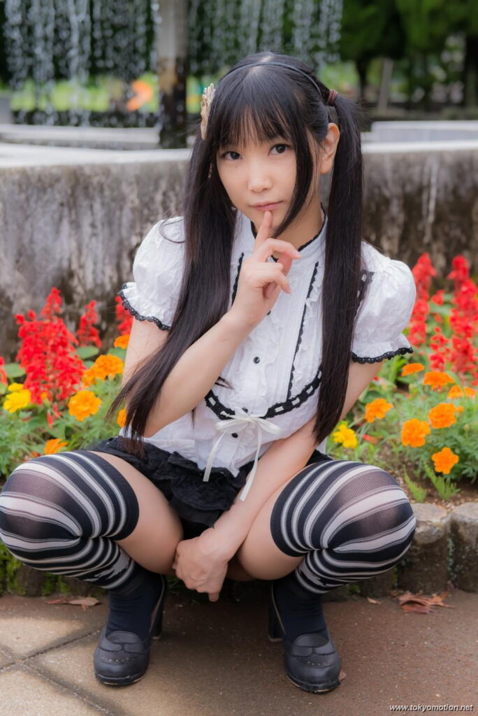 素人レイヤーが貞操帯を装着して野外露出してるエロ画像（5）