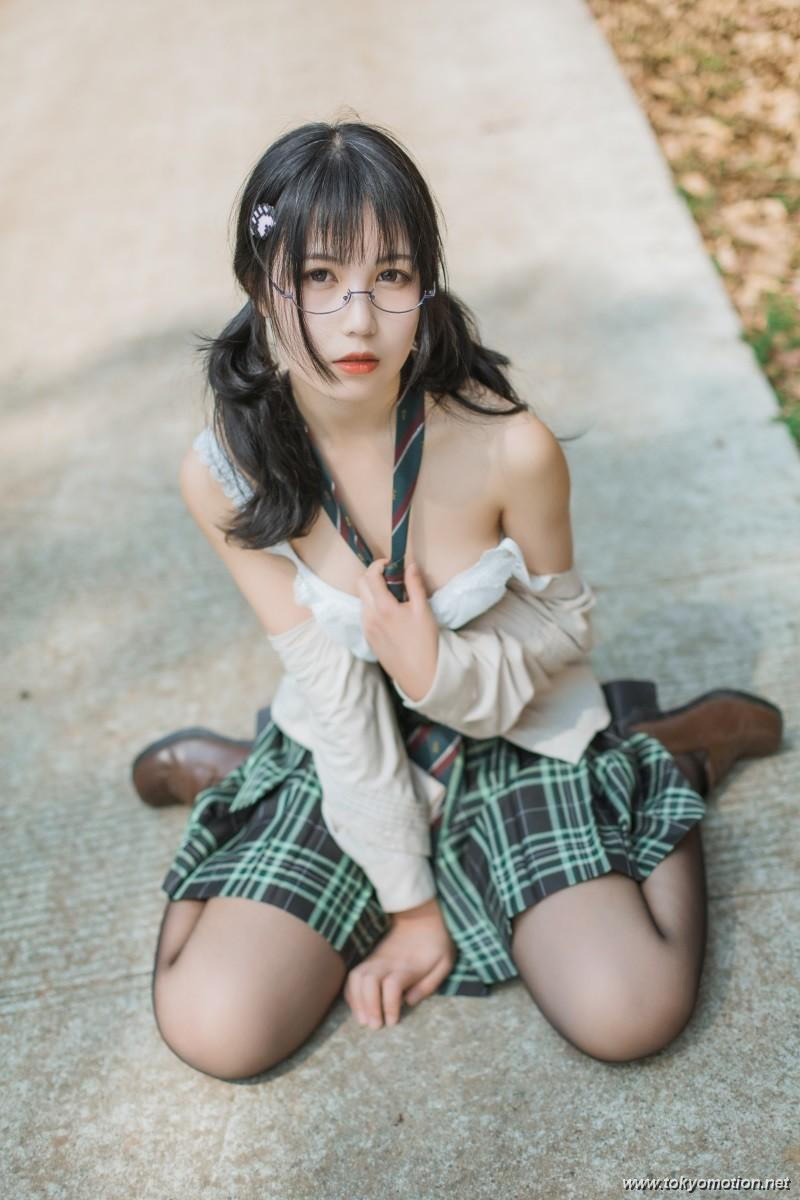 可愛すぎる素人眼鏡女子のセクシー画像（1）